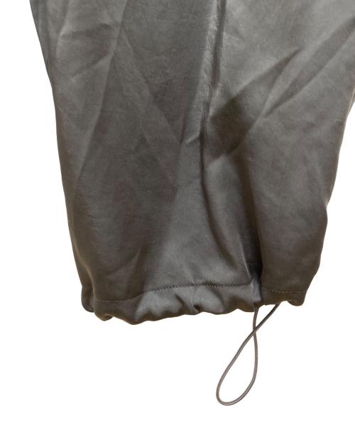 23区（ニジュウサンク）23区 (ニジュウサンク) スムースサテン パラシュートパンツ　PRWOCM0607 グレー サイズ:38の古着・服飾アイテム