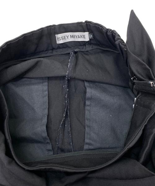 ISSEY MIYAKE（イッセイミヤケ）ISSEY MIYAKE (イッセイミヤケ) ウールギャバジン ラップテーパードパンツ ブラック サイズ:1の古着・服飾アイテム