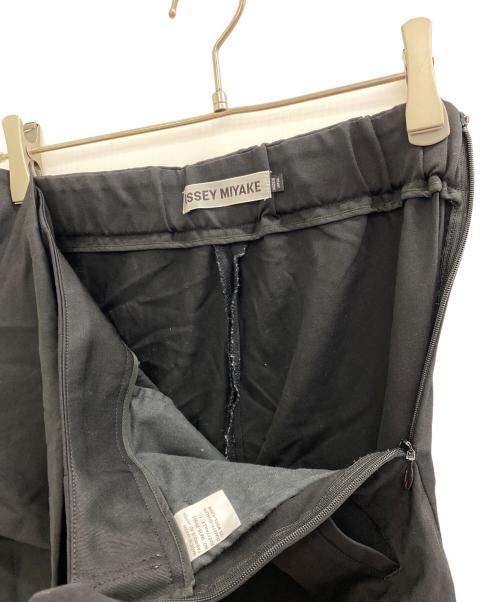 ISSEY MIYAKE（イッセイミヤケ）ISSEY MIYAKE (イッセイミヤケ) ウールギャバジン ラップテーパードパンツ ブラック サイズ:1の古着・服飾アイテム