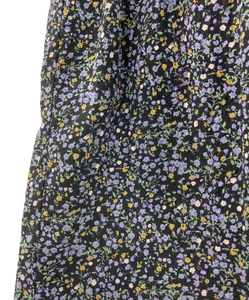 U by SPICK&SPAN（ユー バイ スピック＆スパン）U by Spick&Span (ユー バイ スピック＆スパン) フラワープリントシャーリングワンピース ブラック サイズ:-の古着・服飾アイテム