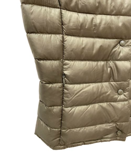 MONCLER（モンクレール）MONCLER (モンクレール) ダウンベスト 210934832105 カーキの古着・服飾アイテム