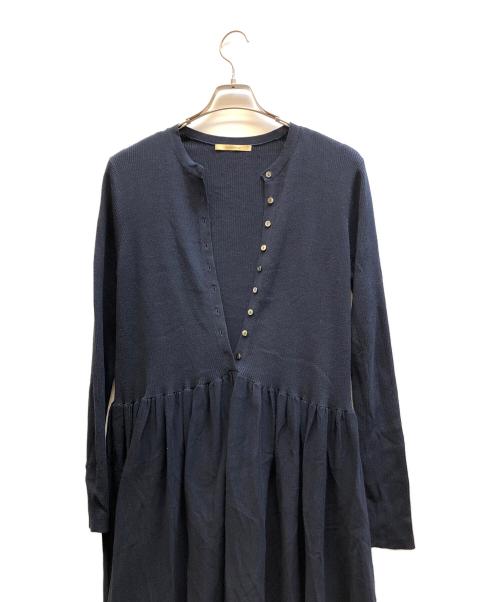 Curensology（カレンソロジー）Curensology (カレンソロジー) ボタンアキギャザーニットワンピース ブラック サイズ:FREEの古着・服飾アイテム