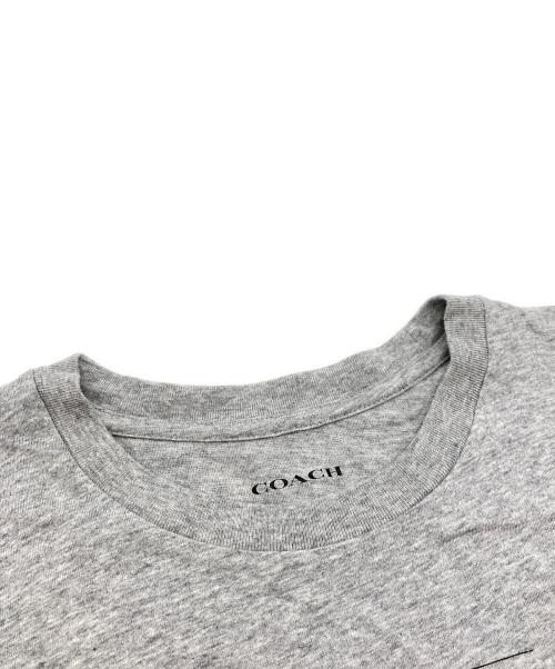 COACH（コーチ）COACH (コーチ) Vandal Gummy (ヴァンダルガミー) Vandal Gummy シグネチャープリントtシャツ グレー サイズ:Sの古着・服飾アイテム