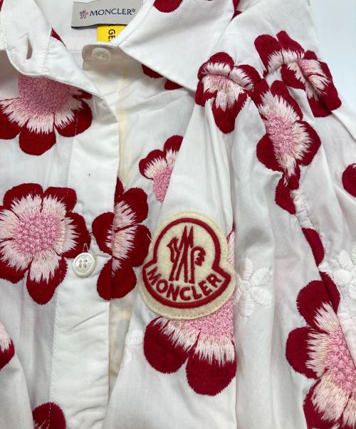 MONCLER GENIUS（モンクレール ジーニアス）MONCLER GENIUS (モンクレール ジーニアス) Simone Rocha (シモーネ ロシャ) フラワー刺繍ロングシャツ ホワイト サイズ:34の古着・服飾アイテム