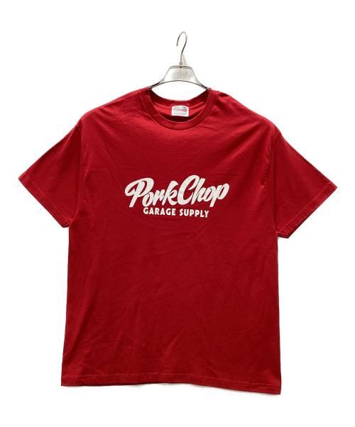 PORKCHOP GARAGE SUPPLY（ポークチョップガレージサプライ）PORKCHOP GARAGE SUPPLY (ポークチョップガレージサプライ) ロゴプリントTシャツ レッド サイズ:XLの古着・服飾アイテム