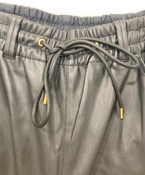 taupe（トープ）taupe (トープ) ヴィーガンレザー イージーサーカスパンツ ブラック サイズ:02の古着・服飾アイテム