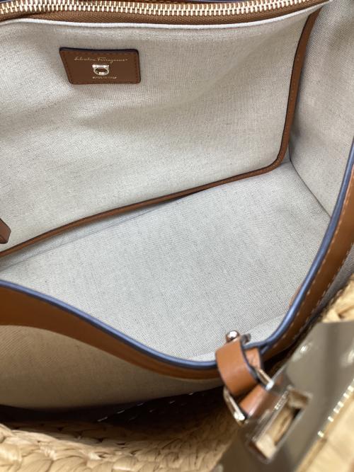 Salvatore Ferragamo（サルヴァトーレ フェラガモ）Salvatore Ferragamo (サルヴァトーレ フェラガモ) BASKET BAG ベージュの古着・服飾アイテム