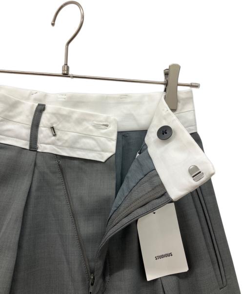 STUDIOUS（ステュディオス）STUDIOUS (ステュディオス) Asymmetric Front Trousers グレー サイズ:1の古着・服飾アイテム