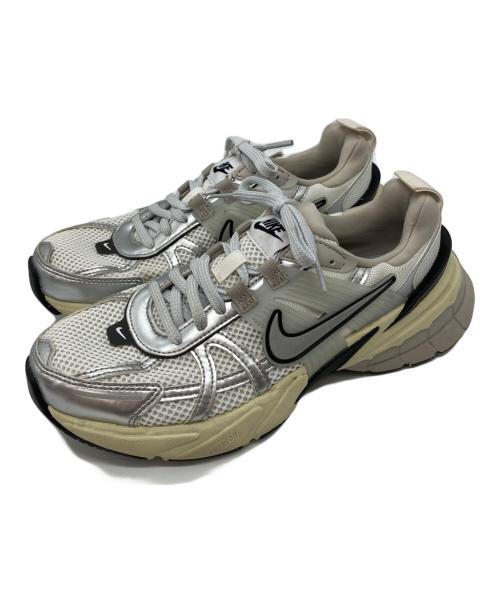 NIKE（ナイキ）NIKE (ナイキ) W V2K RUN SUMMIT WHITE/METALLIC SILVER　ウィメンズ V2K ラン サイズ:23.5の古着・服飾アイテム