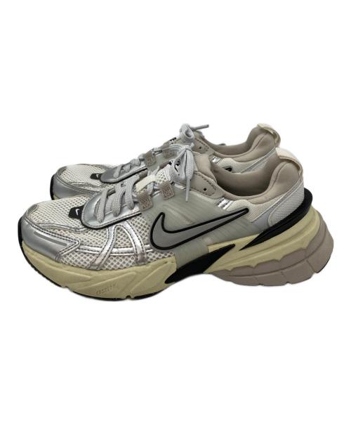 NIKE（ナイキ）NIKE (ナイキ) W V2K RUN SUMMIT WHITE/METALLIC SILVER　ウィメンズ V2K ラン サイズ:23.5の古着・服飾アイテム