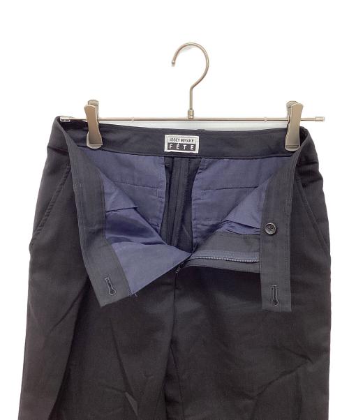 ISSEY MIYAKE FETE（イッセイミヤケフェット）ISSEY MIYAKE FETE (イッセイミヤケフェット) ウールストライプパンツ ブラック サイズ:2の古着・服飾アイテム