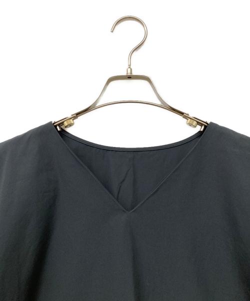 TOMORROW LAND（トゥモローランド）TOMORROW LAND (トゥモローランド) コットントロピカル リボンカフスＶネックブラウス ネイビー サイズ:36の古着・服飾アイテム