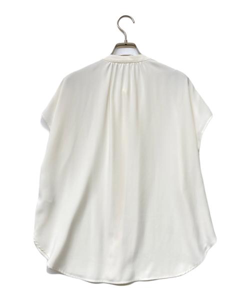23区（ニジュウサンク）23区 (ニジュウサンク) バックサテンアムンゼン パールボタンブラウス ホワイト サイズ:40の古着・服飾アイテム