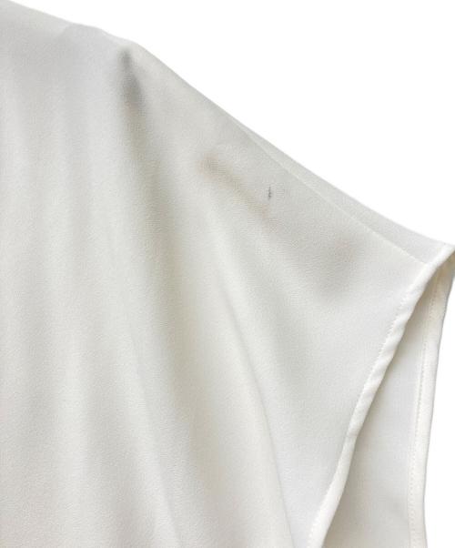 23区（ニジュウサンク）23区 (ニジュウサンク) バックサテンアムンゼン パールボタンブラウス ホワイト サイズ:40の古着・服飾アイテム