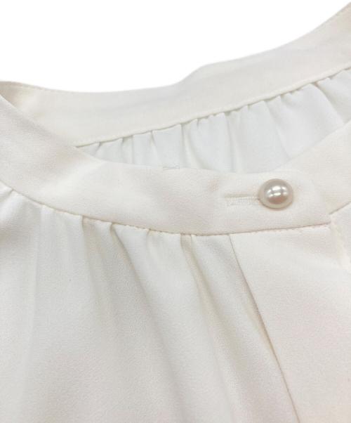 23区（ニジュウサンク）23区 (ニジュウサンク) バックサテンアムンゼン パールボタンブラウス ホワイト サイズ:40の古着・服飾アイテム