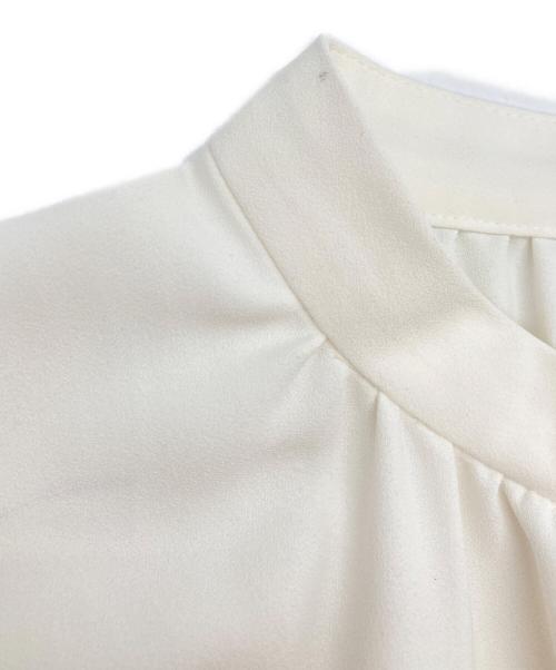 23区（ニジュウサンク）23区 (ニジュウサンク) バックサテンアムンゼン パールボタンブラウス ホワイト サイズ:40の古着・服飾アイテム