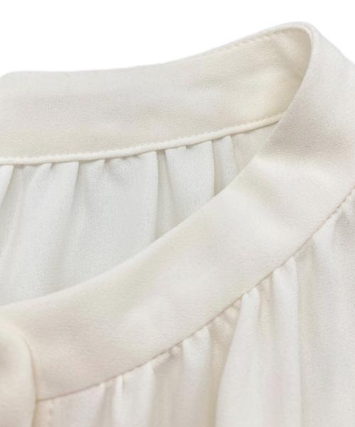 23区（ニジュウサンク）23区 (ニジュウサンク) バックサテンアムンゼン パールボタンブラウス ホワイト サイズ:40の古着・服飾アイテム