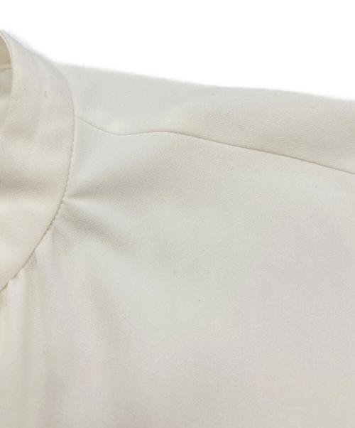 23区（ニジュウサンク）23区 (ニジュウサンク) バックサテンアムンゼン パールボタンブラウス ホワイト サイズ:40の古着・服飾アイテム