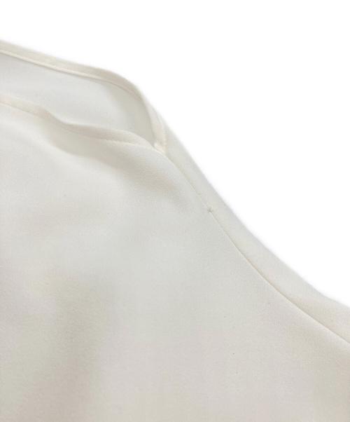 23区（ニジュウサンク）23区 (ニジュウサンク) バックサテンアムンゼン パールボタンブラウス ホワイト サイズ:40の古着・服飾アイテム