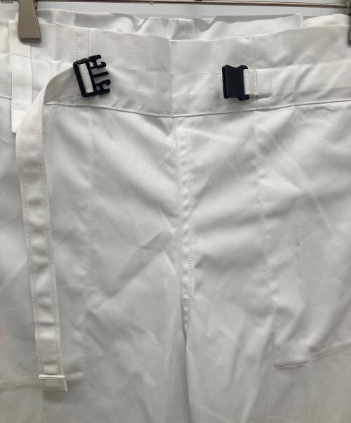 me ISSEY MIYAKE（ミーイッセイ ミヤケ）me ISSEY MIYAKE (ミーイッセイ ミヤケ) ベルト付ワイドパンツ ホワイト サイズ:-の古着・服飾アイテム