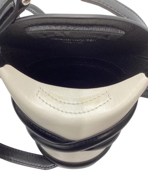 ALEXANDER McQUEEN（アレキサンダーマックイーン）ALEXANDER McQUEEN (アレキサンダーマックイーン) カーブミニ ショルダーバッグ ホワイトの古着・服飾アイテム