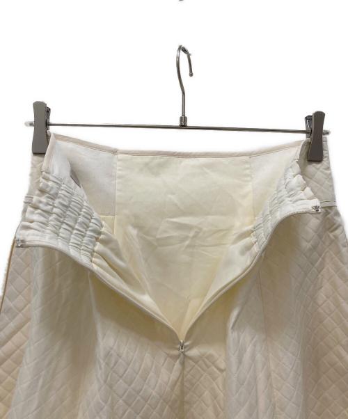 JUSGLITTY（ジャスグリッティー）JUSGLITTY (ジャスグリッティー) キルティングジャガードフレアスカート ホワイト サイズ:2 未使用品の古着・服飾アイテム