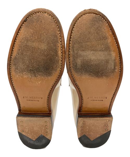 J.M.WESTON（ジェイエムウエストン）J.M.WESTON (ジェイエムウエストン) パテント シグニチャーローファー ベージュ サイズ:2Dの古着・服飾アイテム