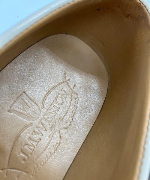 J.M.WESTON（ジェイエムウエストン）J.M.WESTON (ジェイエムウエストン) パテント シグニチャーローファー ベージュ サイズ:2Dの古着・服飾アイテム