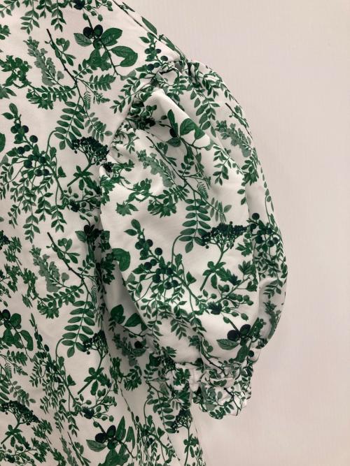 SEVEN TEN by MIHO KAWAHITO（セブン テン バイ ミホ カワヒト）SEVEN TEN by MIHO KAWAHITO (セブン テン バイ ミホ カワヒト) フラワープリントブラウス ホワイト サイズ:Sの古着・服飾アイテム