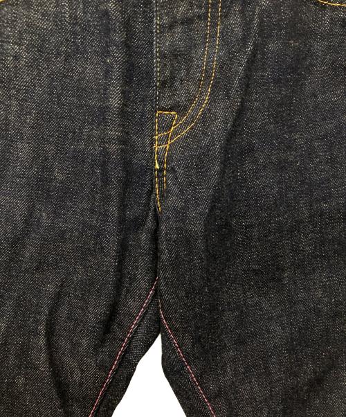 MOMOTARO JEANS（桃太郎ジーンズ）MOMOTARO JEANS (桃太郎ジーンズ) 14.7oz 出陣 レギュラーライズタイトストレート インディゴ サイズ:W26 未使用品の古着・服飾アイテム
