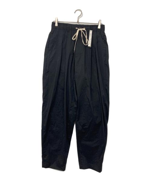 KAZUYUKI KUMAGAI ATTACHMENT（カズユキクマガイ アタッチメント）KAZUYUKI KUMAGAI ATTACHMENT (カズユキクマガイ アタッチメント) STRETCH CLOTH 2TUCK WIDE TAPERED PT ブラック サイズ:2 未使用品の古着・服飾アイテム