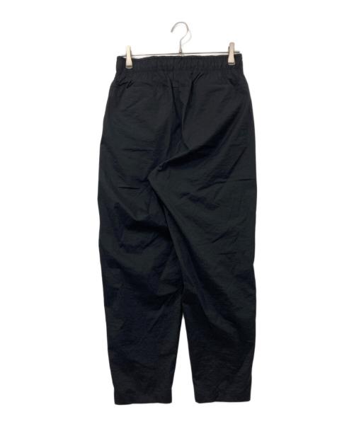 KAZUYUKI KUMAGAI ATTACHMENT（カズユキクマガイ アタッチメント）KAZUYUKI KUMAGAI ATTACHMENT (カズユキクマガイ アタッチメント) STRETCH CLOTH 2TUCK WIDE TAPERED PT ブラック サイズ:2 未使用品の古着・服飾アイテム