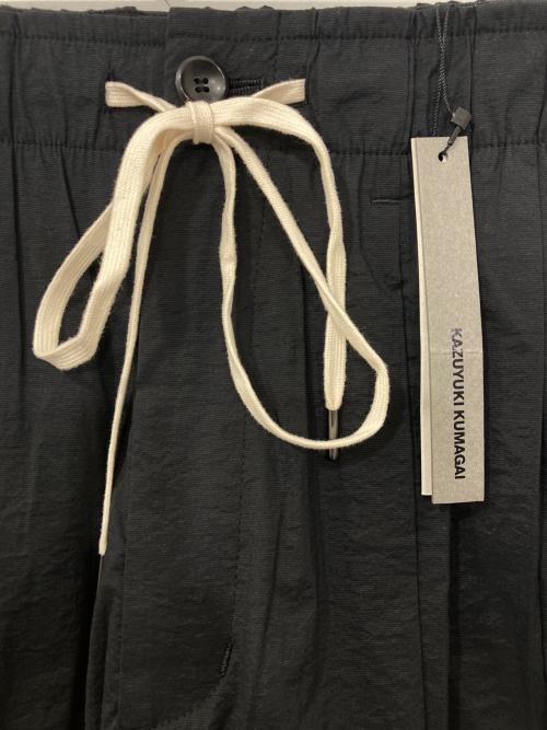 KAZUYUKI KUMAGAI ATTACHMENT（カズユキクマガイ アタッチメント）KAZUYUKI KUMAGAI ATTACHMENT (カズユキクマガイ アタッチメント) STRETCH CLOTH 2TUCK WIDE TAPERED PT ブラック サイズ:2 未使用品の古着・服飾アイテム