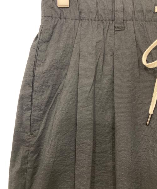 KAZUYUKI KUMAGAI ATTACHMENT（カズユキクマガイ アタッチメント）KAZUYUKI KUMAGAI ATTACHMENT (カズユキクマガイ アタッチメント) STRETCH CLOTH 2TUCK WIDE TAPERED PT ブラック サイズ:2 未使用品の古着・服飾アイテム