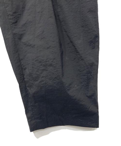 KAZUYUKI KUMAGAI ATTACHMENT（カズユキクマガイ アタッチメント）KAZUYUKI KUMAGAI ATTACHMENT (カズユキクマガイ アタッチメント) STRETCH CLOTH 2TUCK WIDE TAPERED PT ブラック サイズ:2 未使用品の古着・服飾アイテム