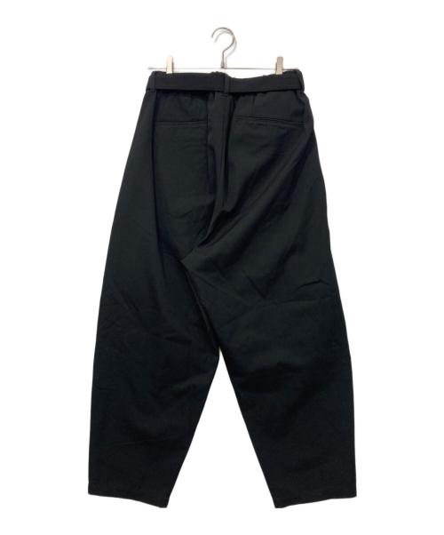 KAZUYUKI KUMAGAI ATTACHMENT（カズユキクマガイ アタッチメント）KAZUYUKI KUMAGAI ATTACHMENT (カズユキクマガイ アタッチメント) 60/2フランネラーナ高密度ギャバ ベルト付きワイドテーパードパンツ ブラック サイズ:2 未使用品の古着・服飾アイテム