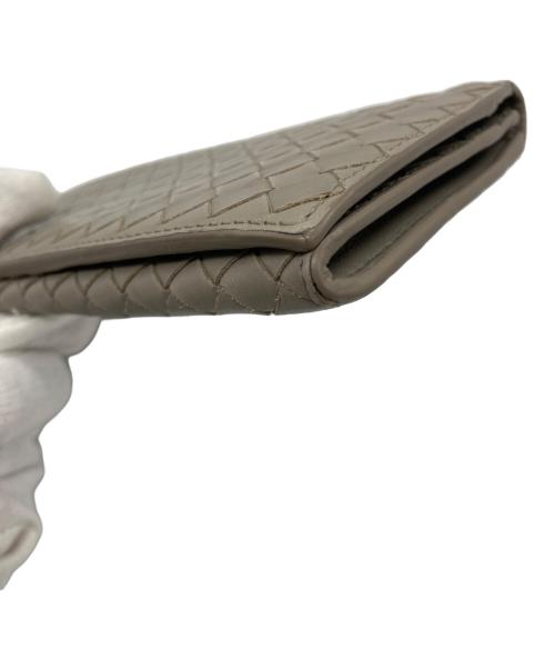 BOTTEGA VENETA（ボッテガベネタ）BOTTEGA VENETA (ボッテガベネタ) イントレチャート2つ折り財布 グレージュの古着・服飾アイテム