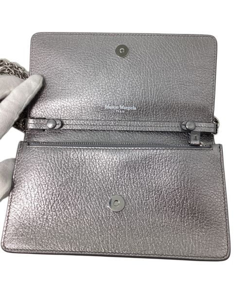 Maison Margiela（メゾンマルジェラ）Maison Margiela (メゾンマルジェラ) WALLET ON CHAIN MEDIUM（ウォレットオンチェーンミディアム） シルバー サイズ:- 未使用品の古着・服飾アイテム
