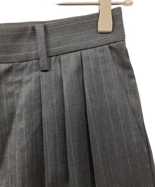 Plage（プラージュ）Plage (プラージュ) PIN STRIPE 3 TUCK パンツ グレー サイズ:36の古着・服飾アイテム