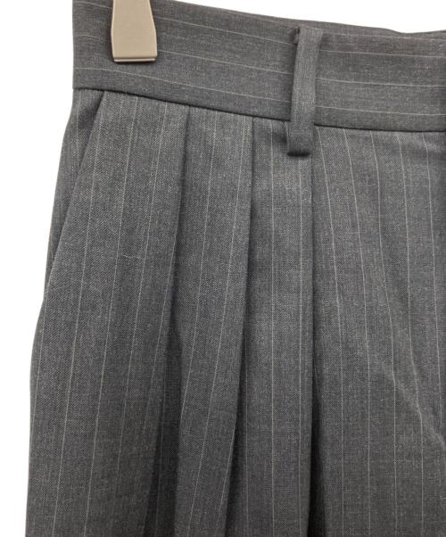 Plage（プラージュ）Plage (プラージュ) PIN STRIPE 3 TUCK パンツ グレー サイズ:36の古着・服飾アイテム