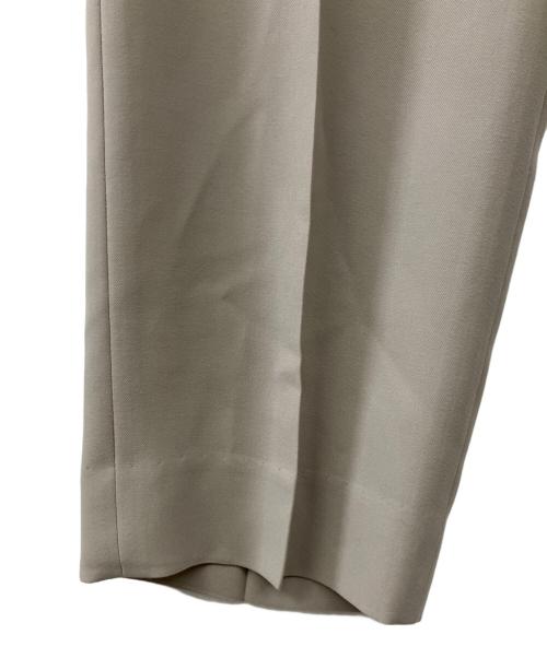 ADORE（アドーア）ADORE (アドーア) イージーツイルドロストテーパードパンツ ベージュ サイズ:38の古着・服飾アイテム