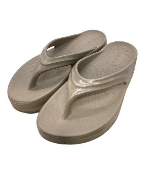 OOFOS（ウーフォス）OOFOS (ウーフォス) OOmega リカバリーサンダル ベージュ サイズ:25cmの古着・服飾アイテム