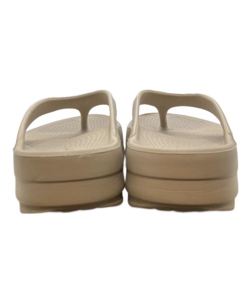 OOFOS（ウーフォス）OOFOS (ウーフォス) OOmega リカバリーサンダル ベージュ サイズ:25cmの古着・服飾アイテム