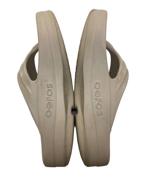 OOFOS（ウーフォス）OOFOS (ウーフォス) OOmega リカバリーサンダル ベージュ サイズ:25cmの古着・服飾アイテム