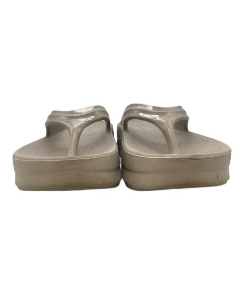 OOFOS（ウーフォス）OOFOS (ウーフォス) OOmega リカバリーサンダル ベージュ サイズ:25cmの古着・服飾アイテム