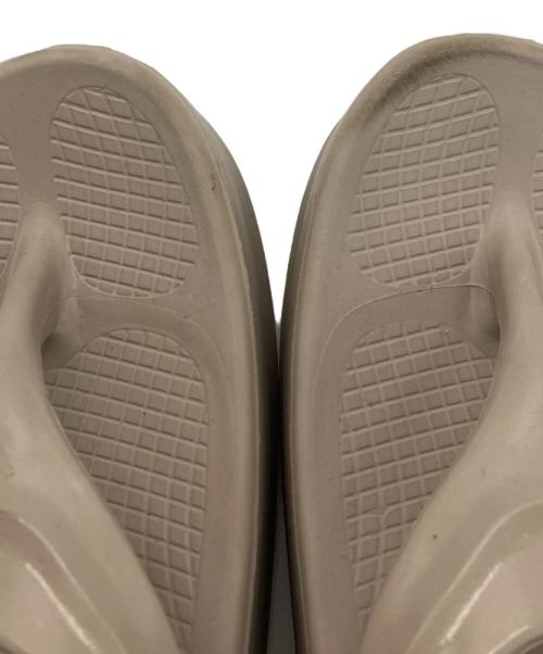 OOFOS（ウーフォス）OOFOS (ウーフォス) OOmega リカバリーサンダル ベージュ サイズ:25cmの古着・服飾アイテム