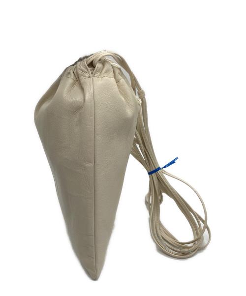 AURALEE（オーラリー）AURALEE (オーラリー) LEATHER SQUARE STRING POUCH アイボリーの古着・服飾アイテム
