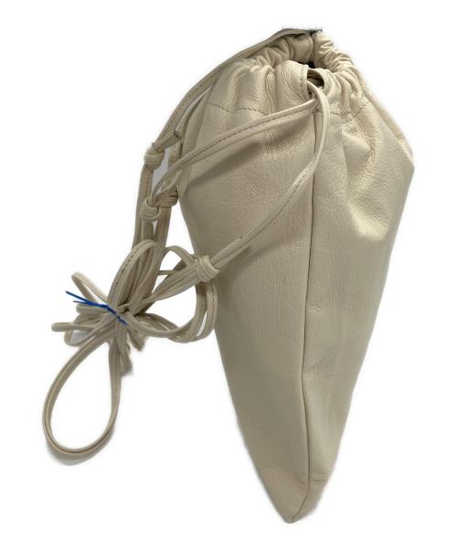 AURALEE（オーラリー）AURALEE (オーラリー) LEATHER SQUARE STRING POUCH アイボリーの古着・服飾アイテム