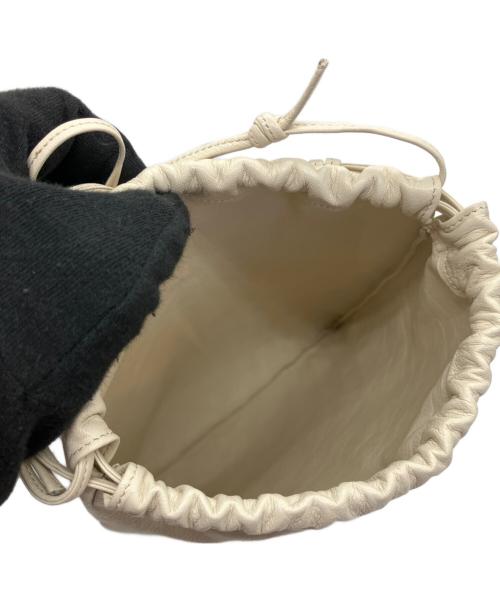 AURALEE（オーラリー）AURALEE (オーラリー) LEATHER SQUARE STRING POUCH アイボリーの古着・服飾アイテム