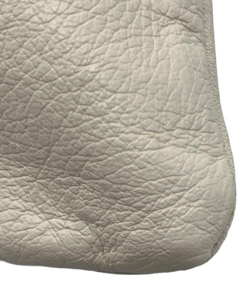 AURALEE（オーラリー）AURALEE (オーラリー) LEATHER SQUARE STRING POUCH アイボリーの古着・服飾アイテム